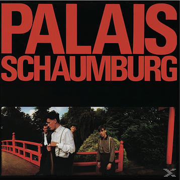 Albumcover mit einer Band vor einer roten Brücke. Titeltext in Rot oben.