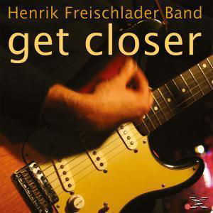 Albumcover. Eine Hand spielt eine gelbe E-Gitarre. Titel: Get Closer.