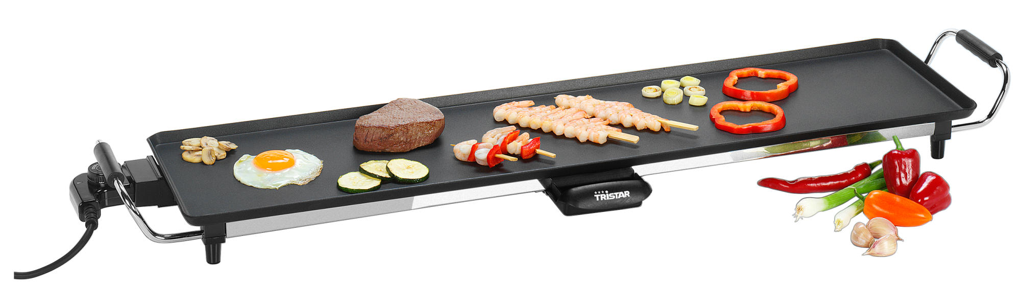 Een elektrische grill met eten: biefstuk, spiesjes, garnalen, groenten en een gebakken ei. Witte achtergrond.
