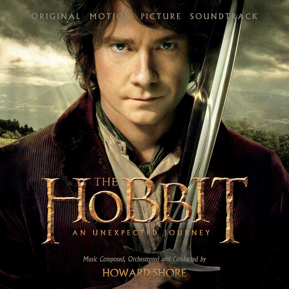 Das Hobbit-Filmmusik-Cover. Martin Freeman hält ein Schwert. Titel: The Hobbit.