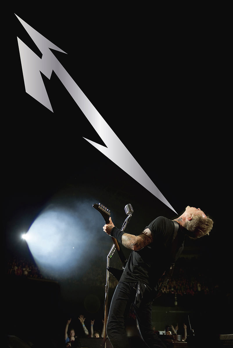 Metallica tritt auf der Bühne auf, mit großem Metallica-Logo und Scheinwerfer.
