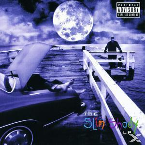The Slim Shady LP Cover. Ein Auto auf einem Dock, ein Mann im Hintergrund, ein großer Mond am Himmel.