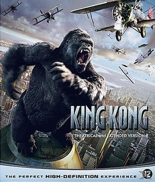 King Kong DVD-hoes. Reusachtige aap op een wolkenkrabber, vliegtuigen die rondvliegen.