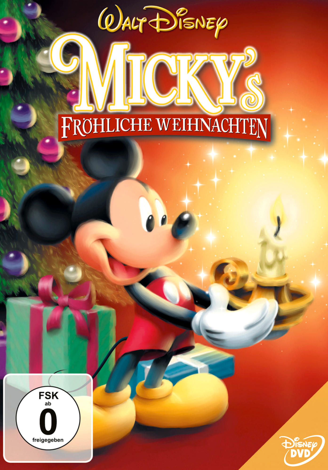 Micky Maus in rotem Anzug, hält eine Kerze vor einem Weihnachtsbaum.