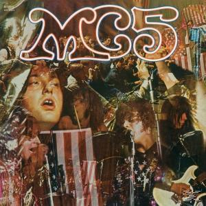 MC5-Bandmitglieder auf der Bühne, Menge, amerikanische Flaggen, Albumcover, Text: MC5.