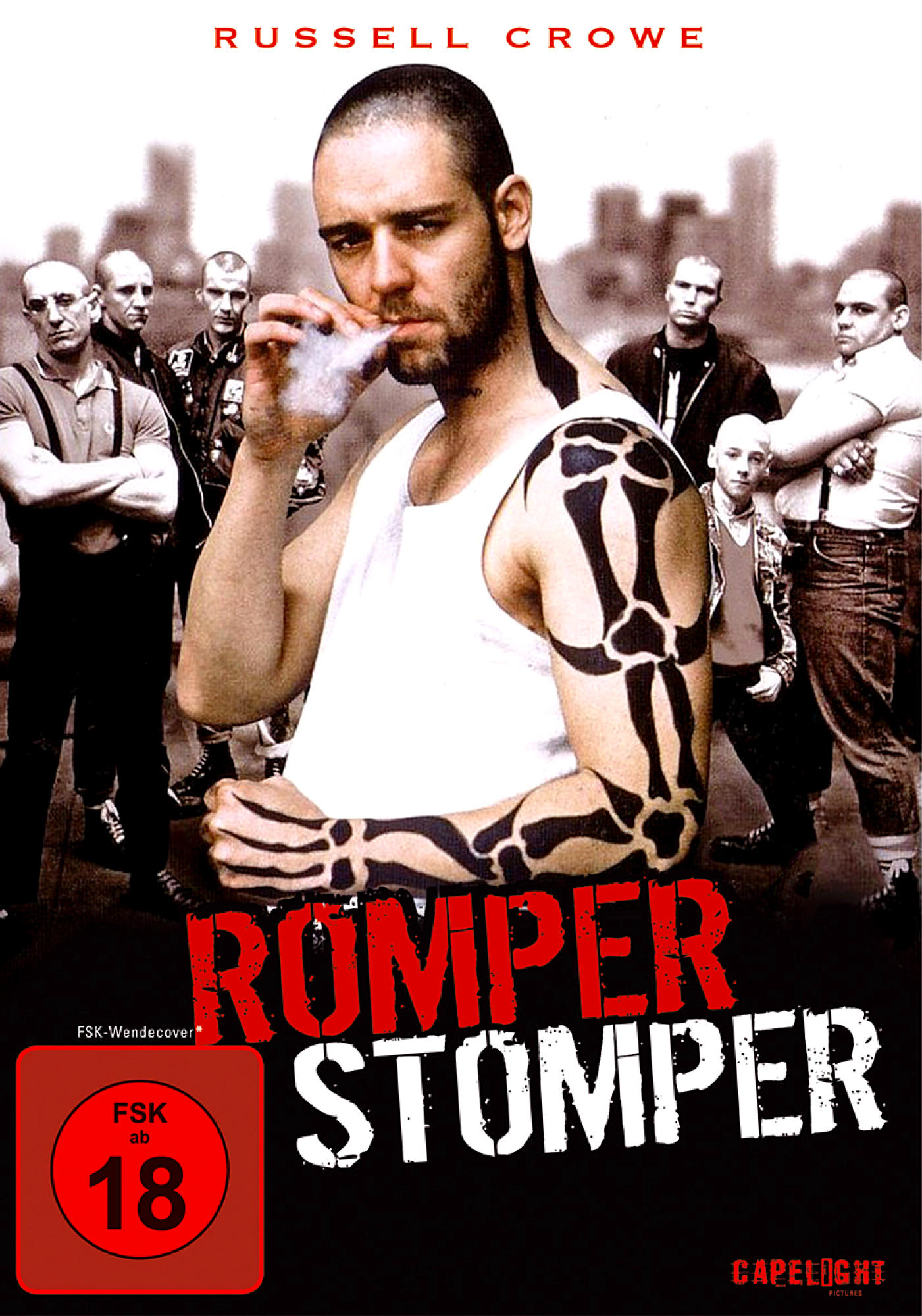 DVD-Cover. Russell Crowe raucht, umgeben von Skinheads. Titel 'Romper Stomper' mit rotem Wertungsaufkleber.