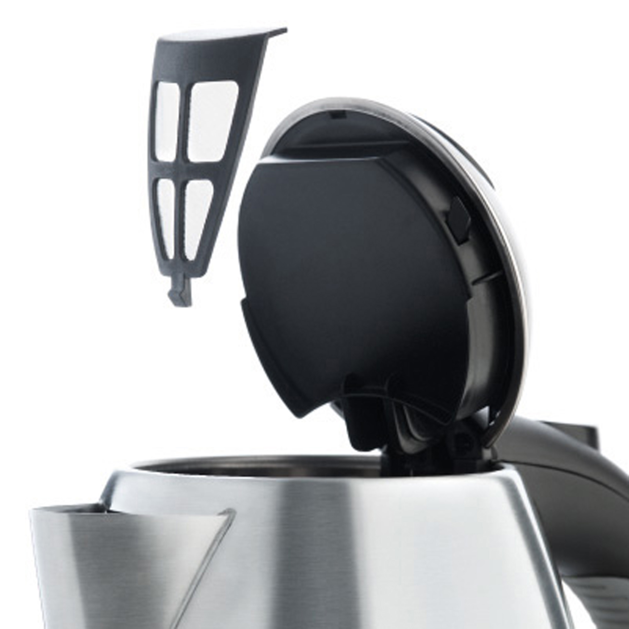 Ein Wasserkocher mit offenem Deckel und einem Filter in der Nähe des Deckels.