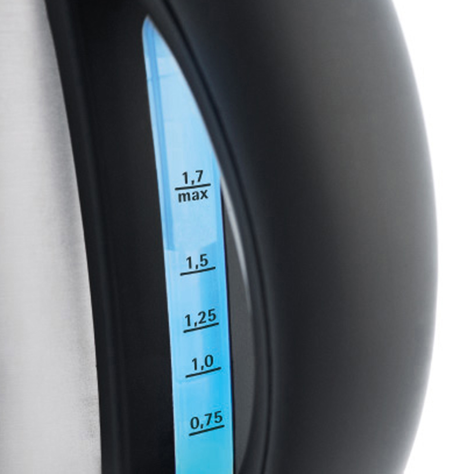 Nahaufnahme der Wasserstandsanzeige eines schwarzen Wasserkochers; 1,7 max sichtbar.