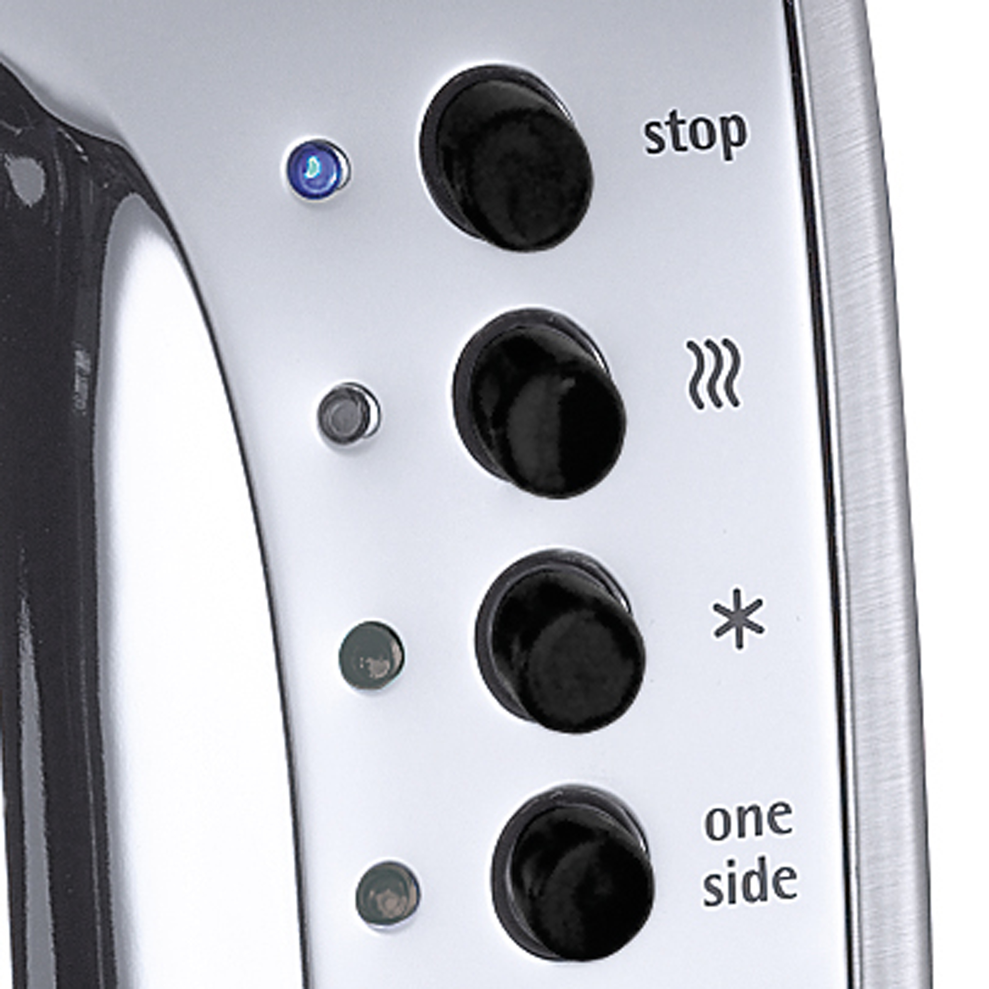 Primo piano di un tostapane con pulsanti e spie.