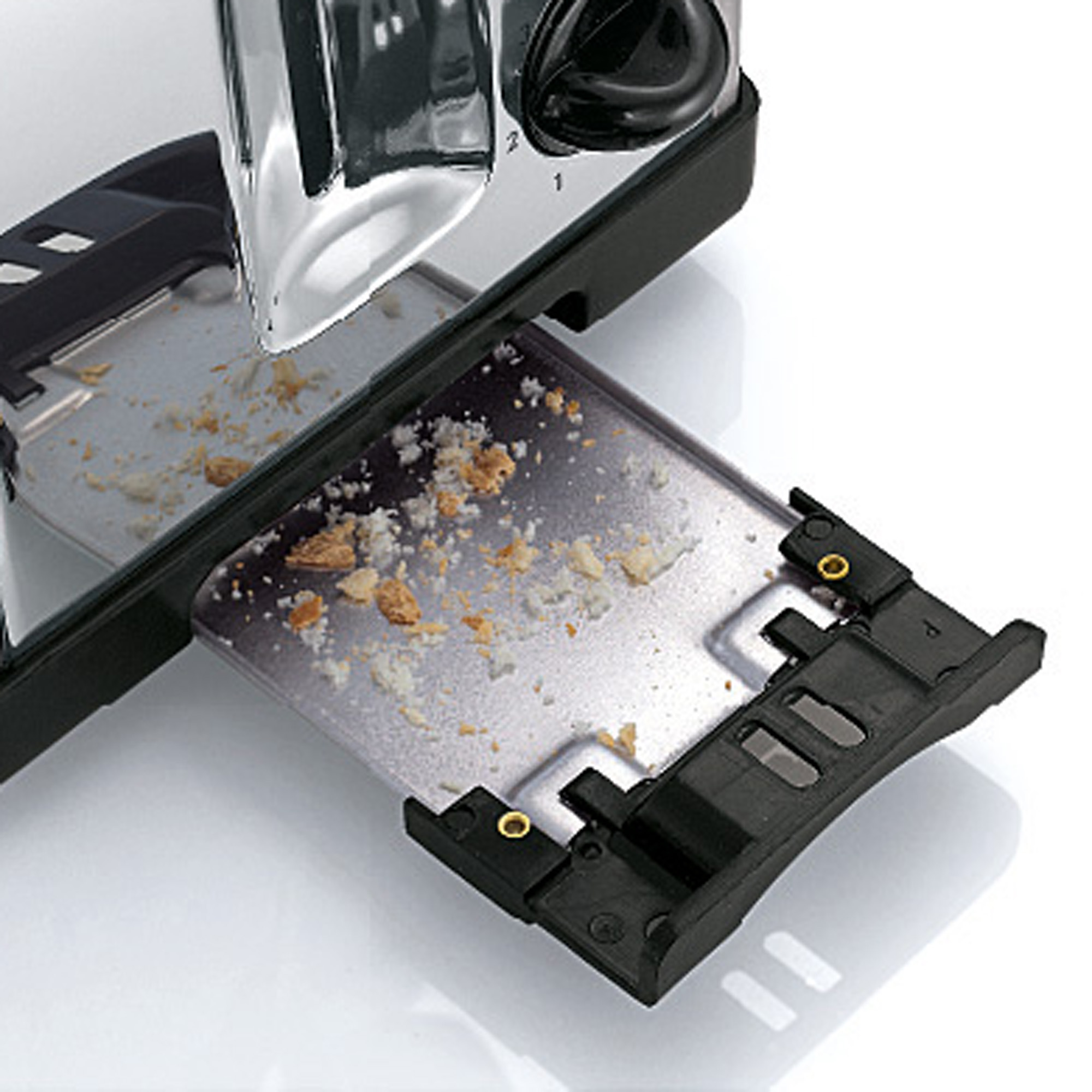 Primo piano di un tostapane con briciole nel vassoio. Base nera e finitura metallica lucida.