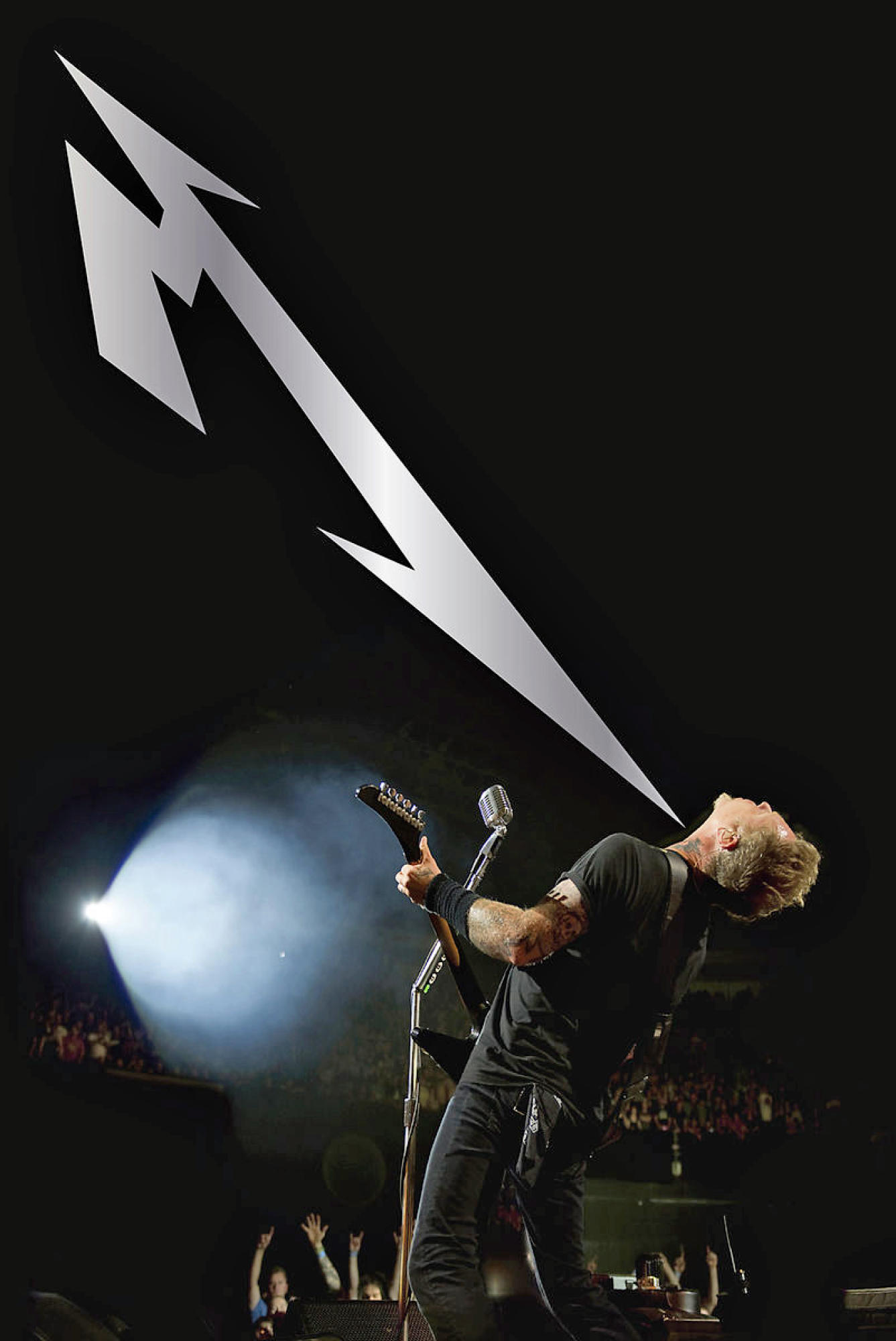 Metallica-Konzert, Gitarrist spielt mit Scheinwerfer, Bandlogo oben.