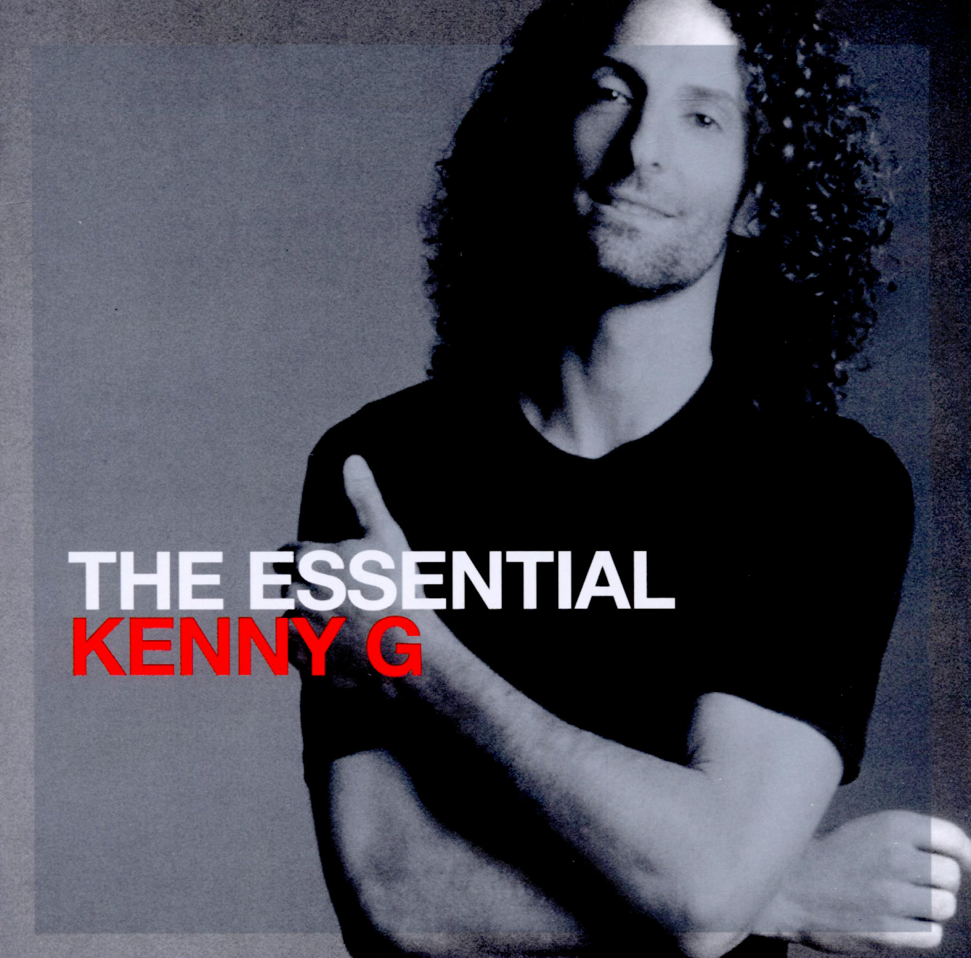 Albumcover, Kenny G mit verschränkten Armen, Text 'THE ESSENTIAL KENNY G' auf grauem Hintergrund.