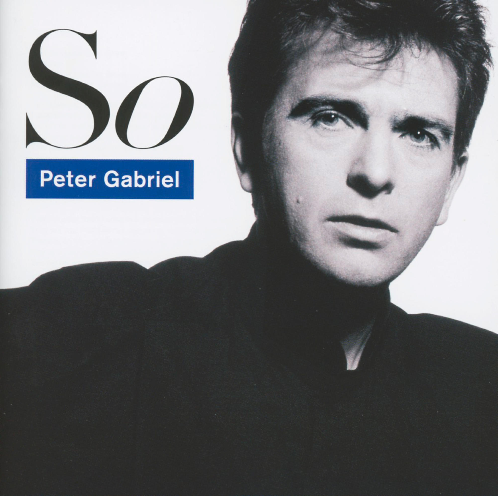Albumcover, Peter Gabriel. Text: So, Peter Gabriel. Peters Gesicht und Schultern auf dem Foto. Blauer Hintergrund.