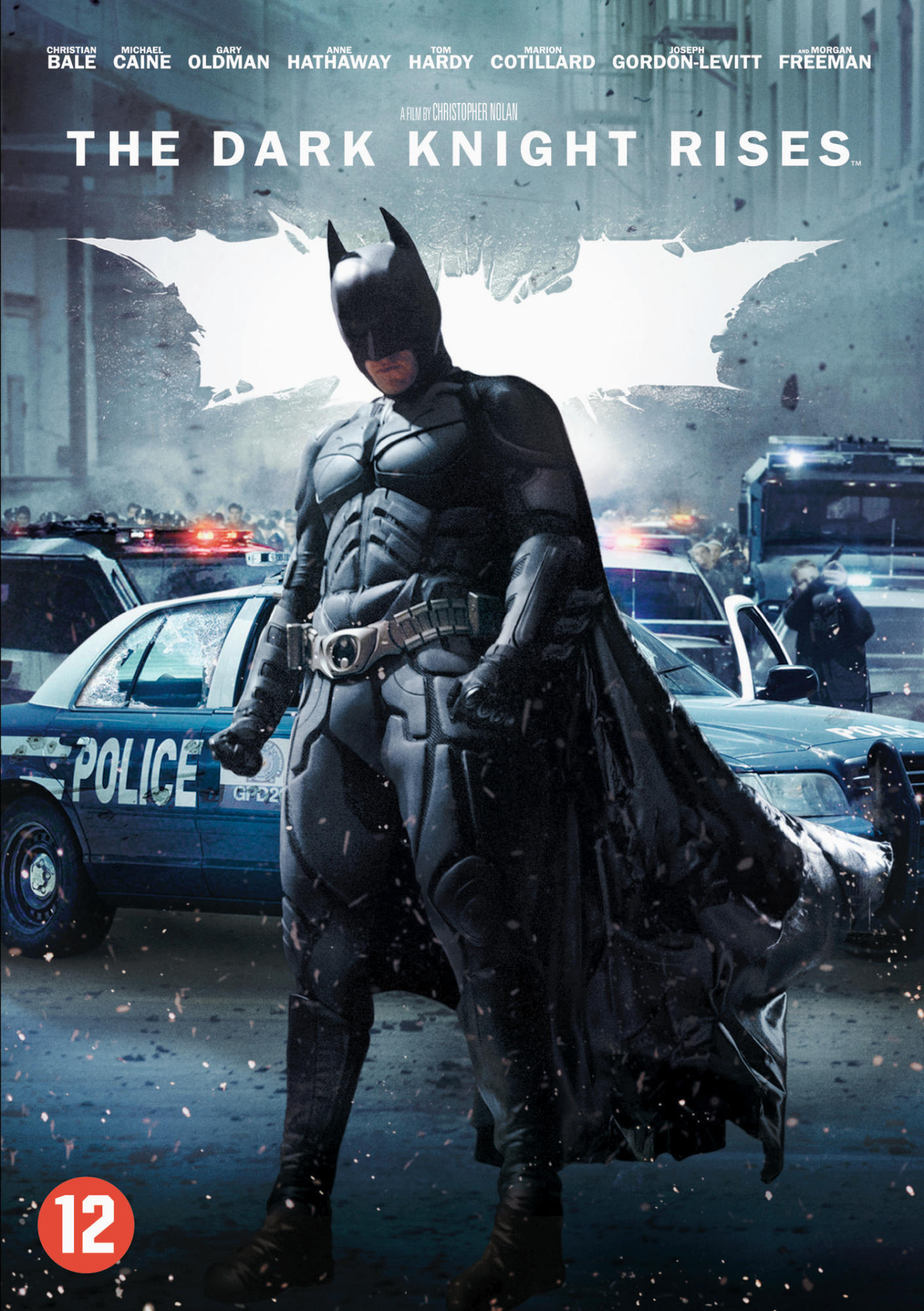 Boîtier DVD de The Dark Knight Rises. Batman dans une rue avec des voitures de police.