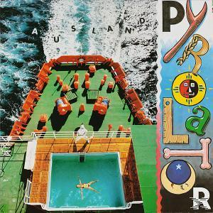 Albumcover mit einem Schiff auf dem Meer, einer Person, die in einem Pool schwimmt, und bunten Formen.