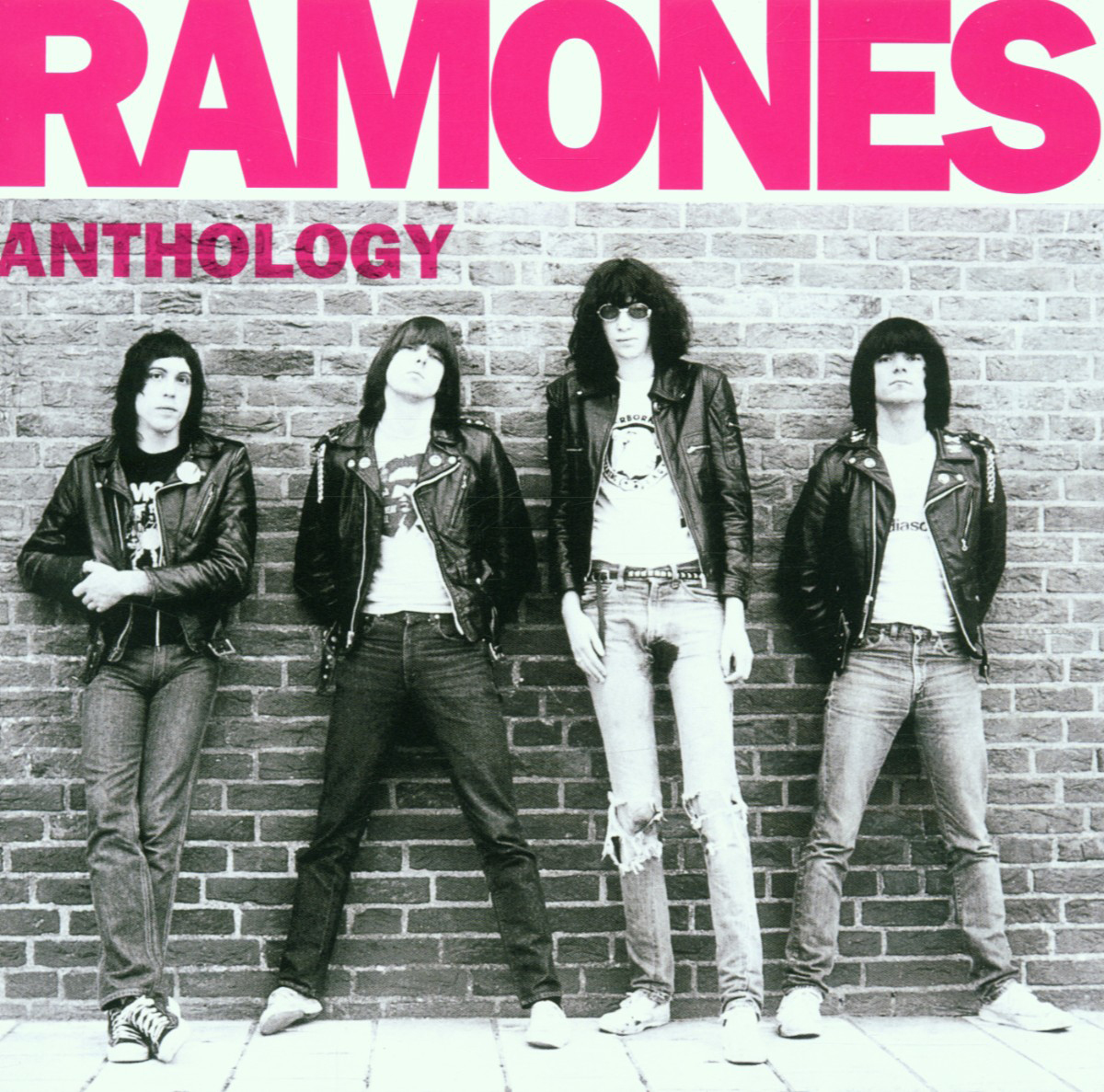 Ramones Albumcover: Vier Bandmitglieder stehen vor einer Backsteinmauer und tragen Lederjacken.