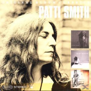 Albumcover mit Patti Smith, drei kleinen Bildern, schwarz-weiß, mit Text.