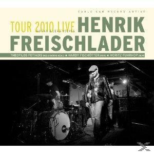 Schwarz-weiß Konzertplakat mit Henrik Freischlader und Band.