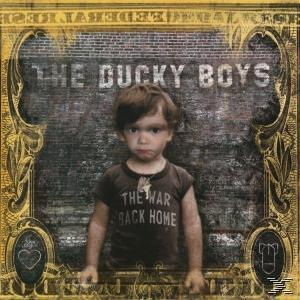 Albumcover mit einem Kind in einem braunen Hemd. Text sagt 'The Ducky Boys' und 'The War Back Home'.