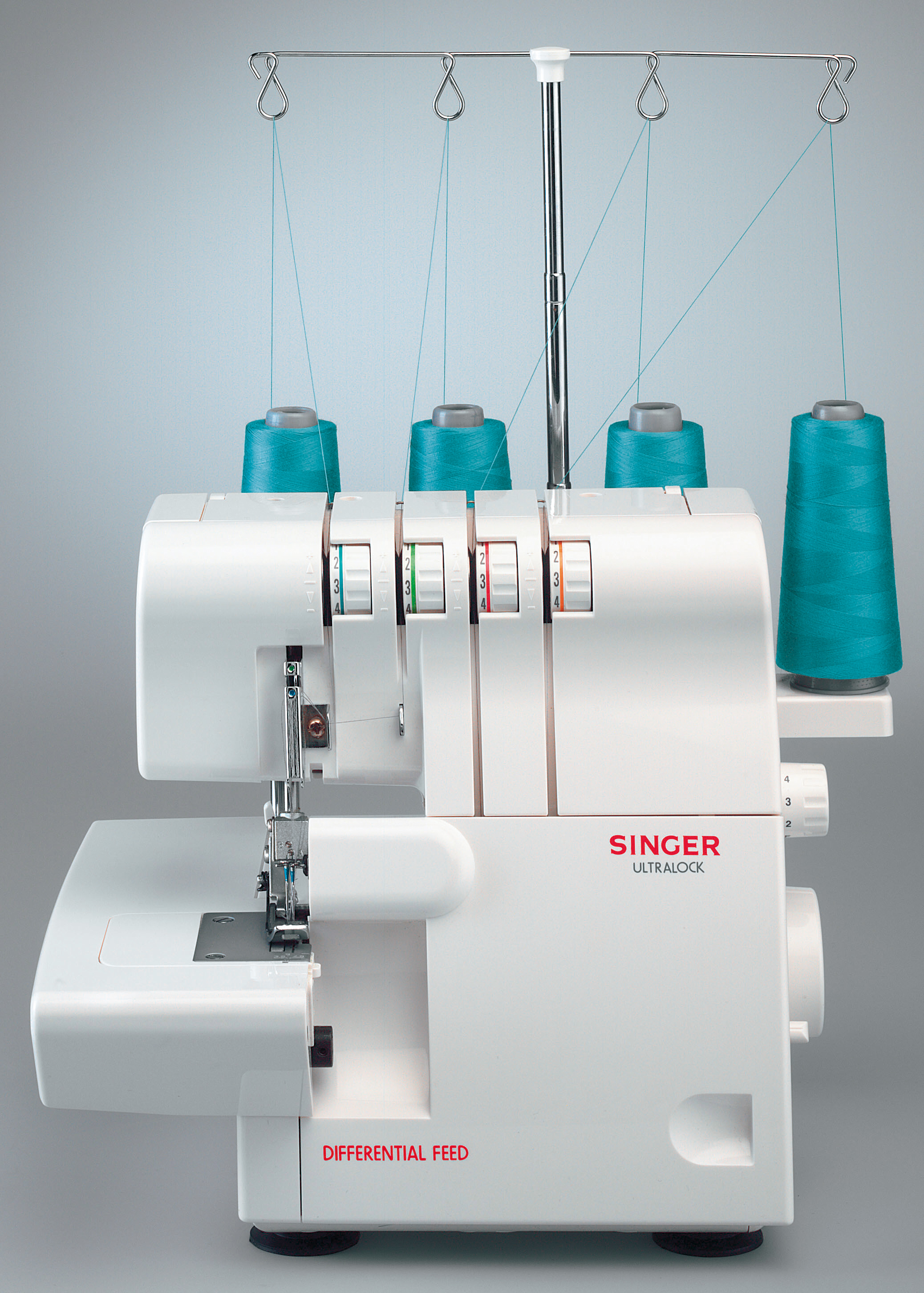 Weiße Singer Ultralock Overlock-Nähmaschine. Sie hat vier Garnrollen und türkisfarbenes Garn.