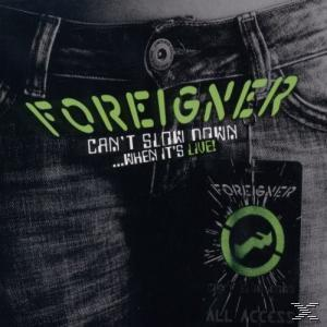 Foreigner-Albumcover. Text 'FOREIGNER' in Grün auf Jeans. Tag mit Logo. Schwarz-weißer Hintergrund.