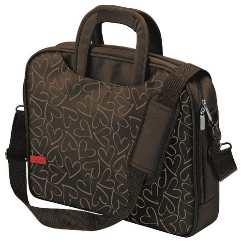 Una bolsa para portátil marrón con estampado de corazones. Tiene un asa, una correa para el hombro y una pequeña etiqueta roja.