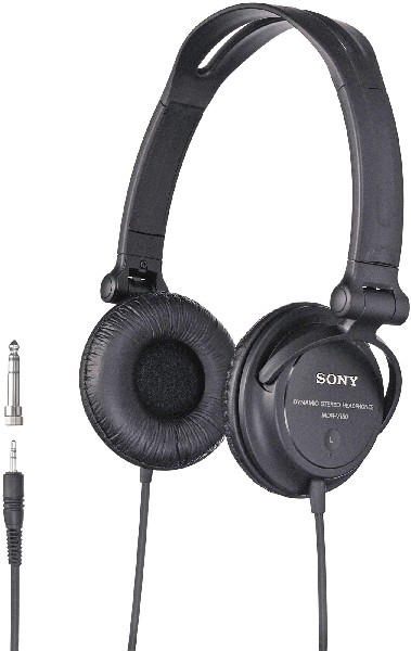 Auriculares negros, con cable y enchufe. Marca SONY. Fondo blanco.