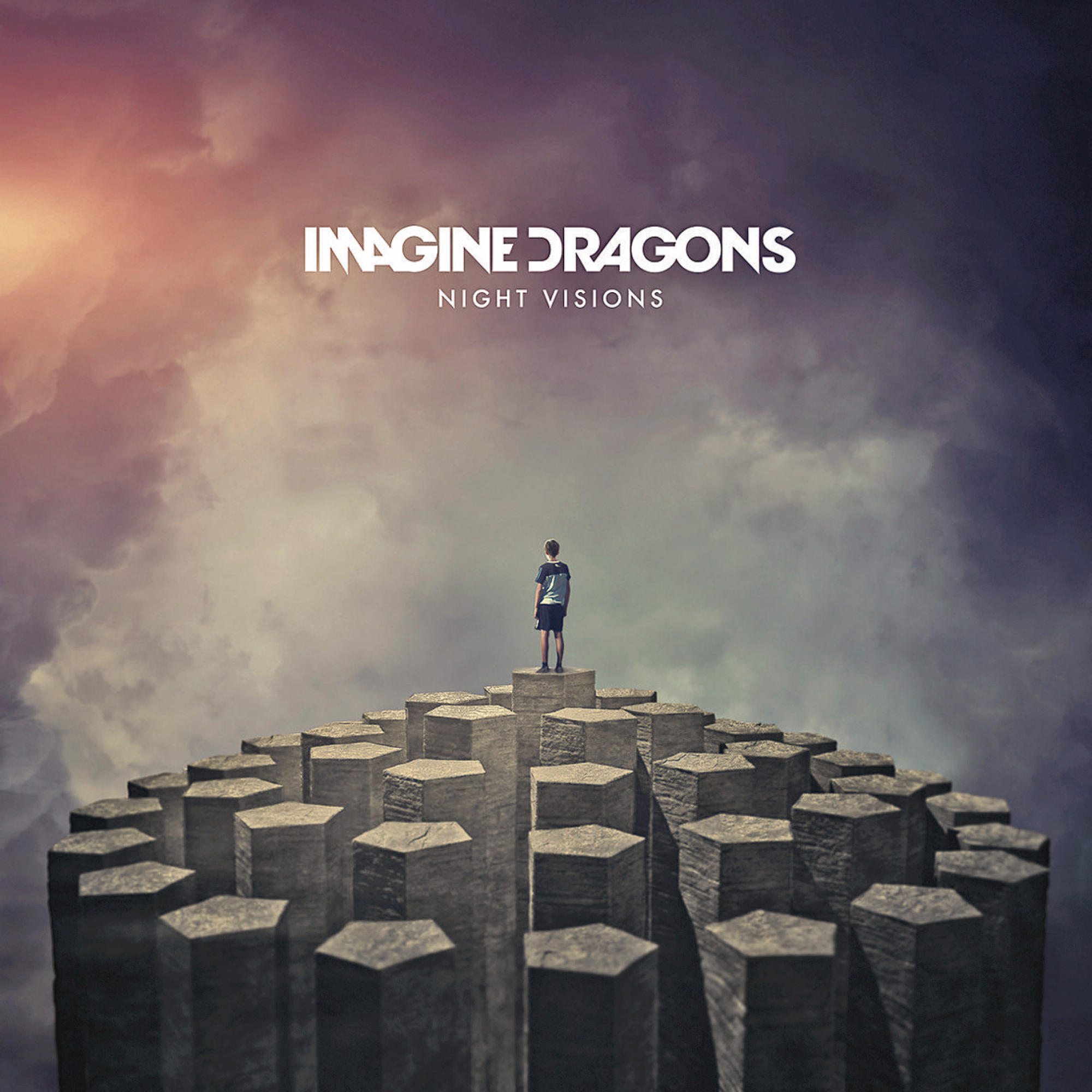 Albumhoes: Jongen staand op een zeshoekige rotsstructuur. De bandnaam is 'Imagine Dragons'.