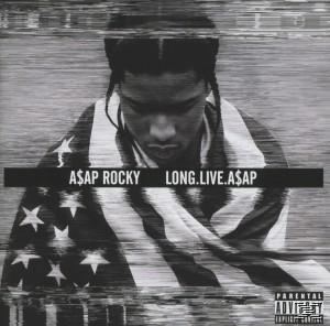 A$AP Rocky Albumcover. Ein Mann mit US-Flagge schaut nach unten. Schwarz und Weiß.