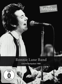 Ronnie Lane Band, Live-Performance. Schwarz-Weiß-Foto eines Mannes, der in ein Mikrofon singt.