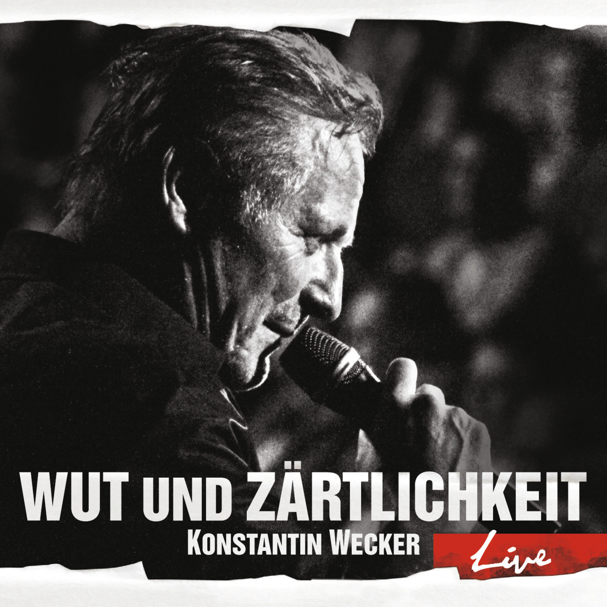 Konstantin Wecker Live-Albumcover. Schwarz-Weiß-Bild des Künstlers mit Mikrofon. Roter Text unten.