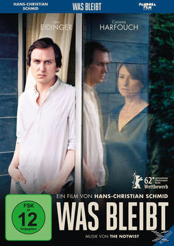Filmposter mit einem Mann, der aus einem Fenster schaut. Deutscher Titel ist "Was Bleibt".