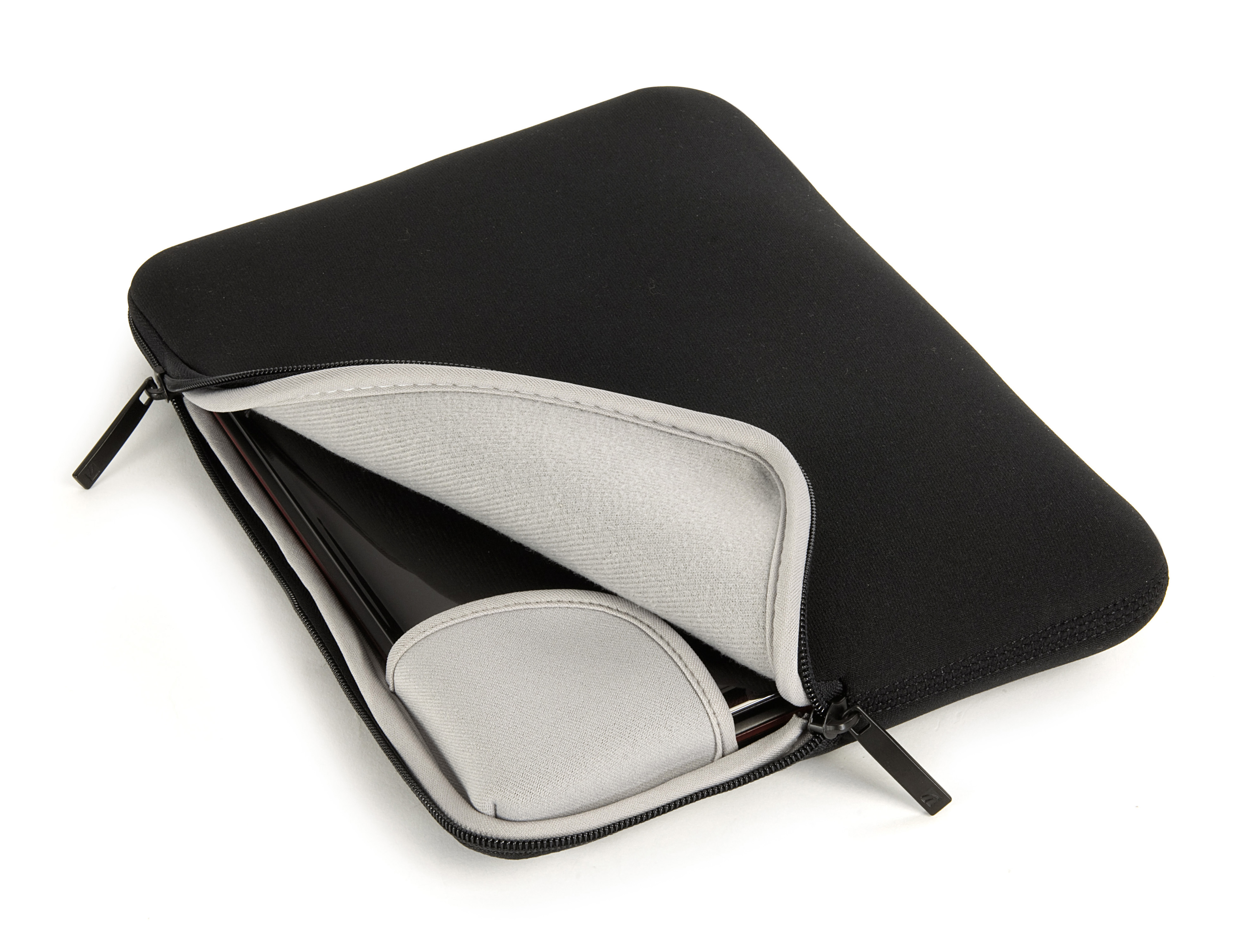 Schwarze Laptoptasche mit einem Laptop darin. Der Reißverschluss ist geöffnet und gibt das graue Innere frei.