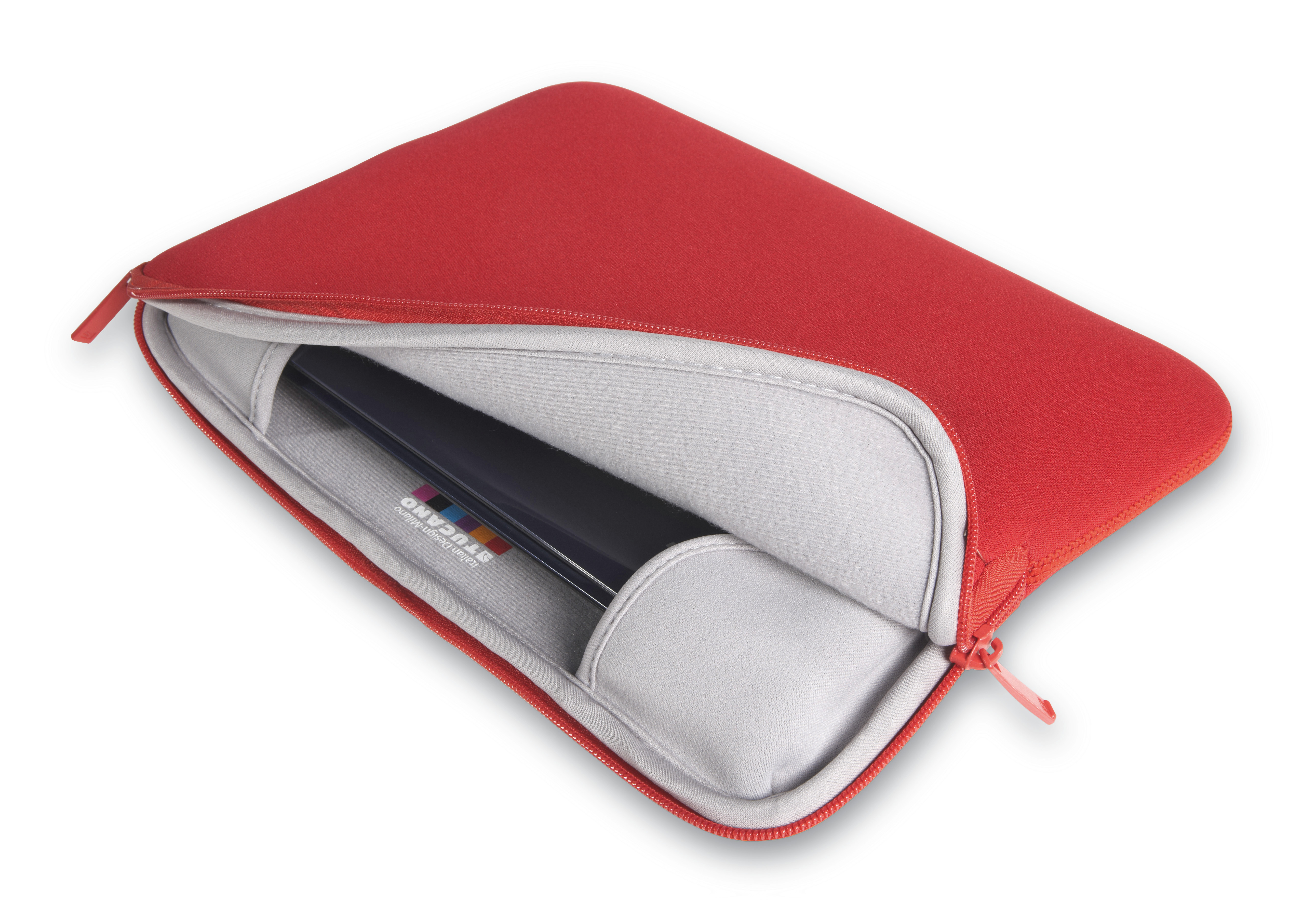 Rote Laptoptasche mit Reißverschluss, teilweise geöffnet, zeigt einen schwarzen Laptop, weißer Hintergrund.