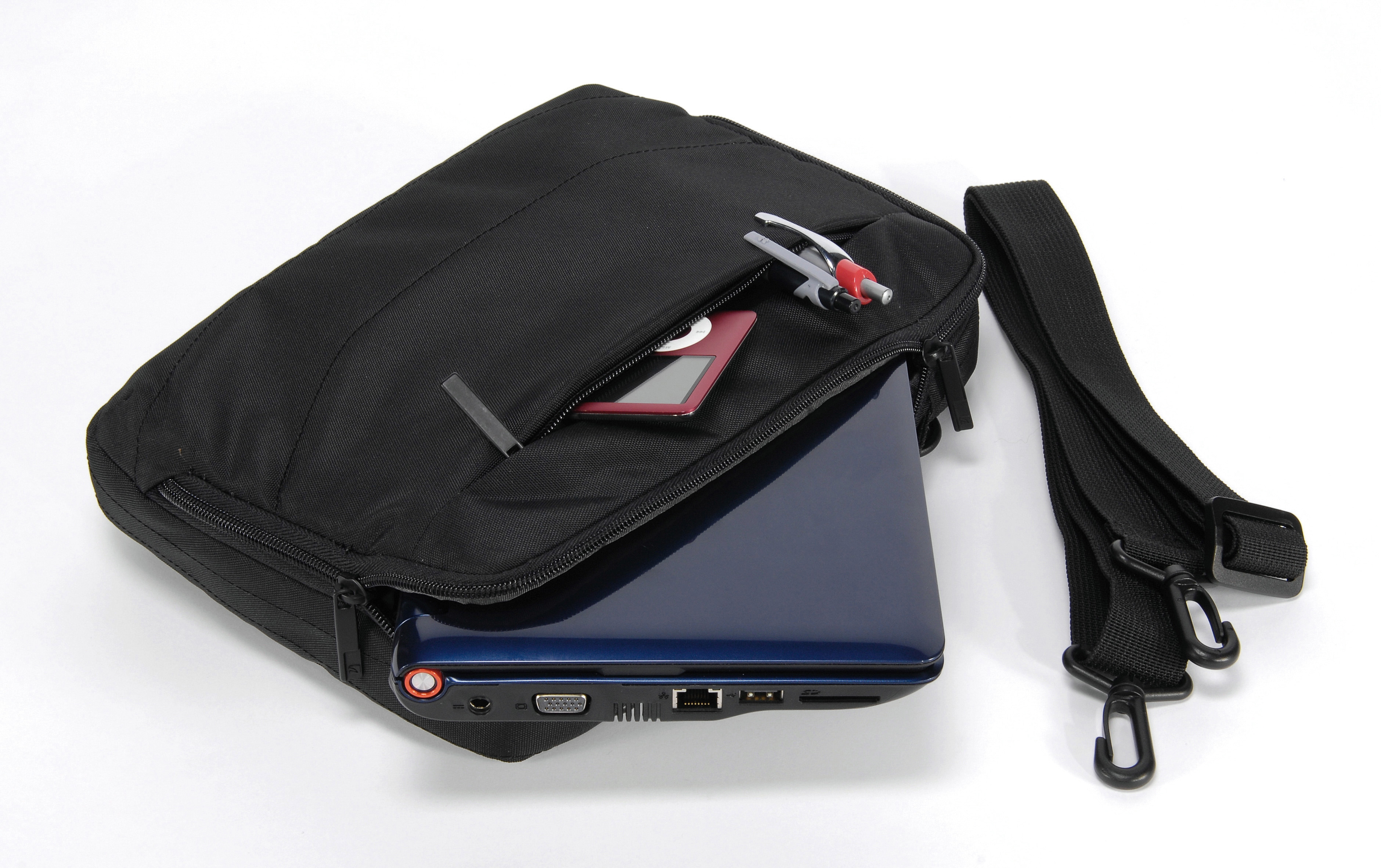 Schwarze Laptoptasche mit Laptop, rotem MP3-Player und Stiften innen.