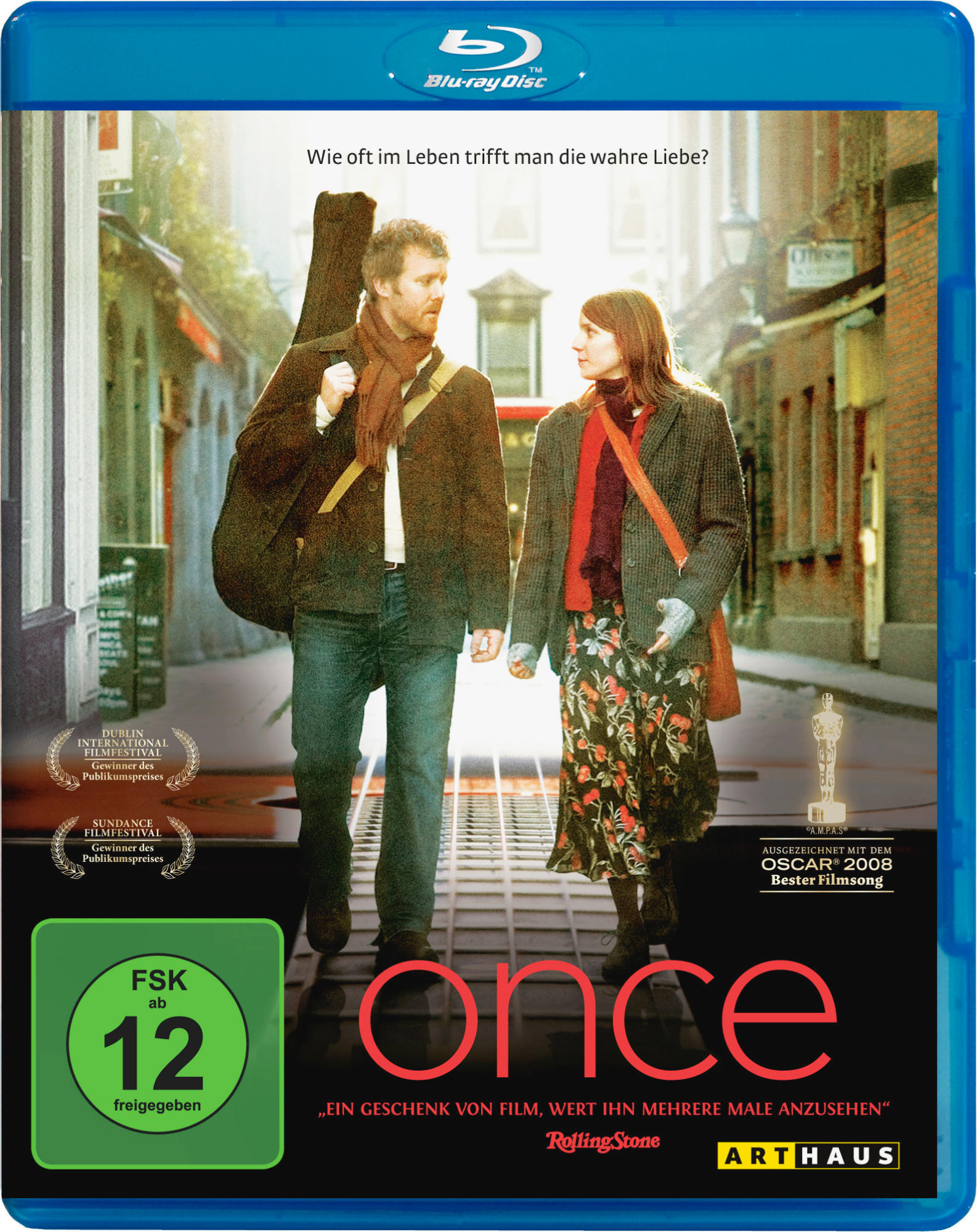 Filmplakat: Ein Mann mit Gitarre und eine Frau gehen eine Straße entlang. Bläulich getönt.