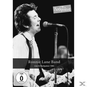 Ronnie Lane Band live auf der Bühne, ein Schwarz-Weiß-Bild mit Mikrofon.