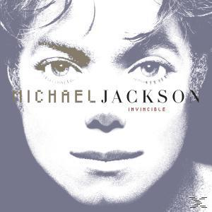 Michael Jackson arcközelije a 'MICHAEL JACKSON' és az 'INVINCIBLE' felirattal szürke háttéren.