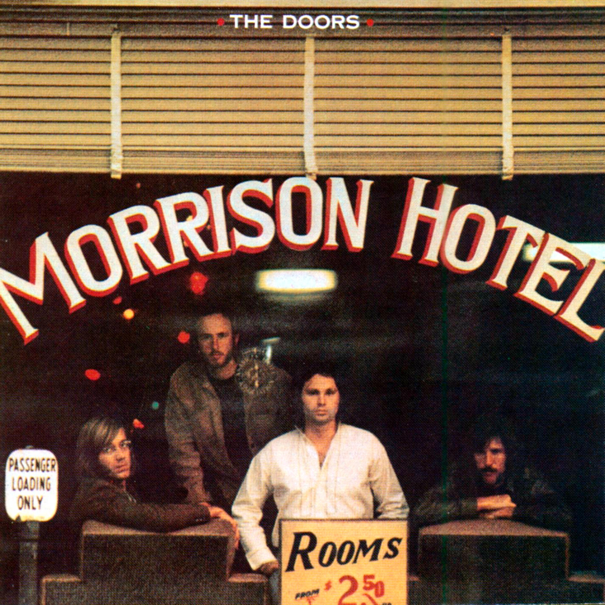 Album borítója: 'Morrison Hotel' felirat négy ember felett. Bárjelenet a The Doors-szal.