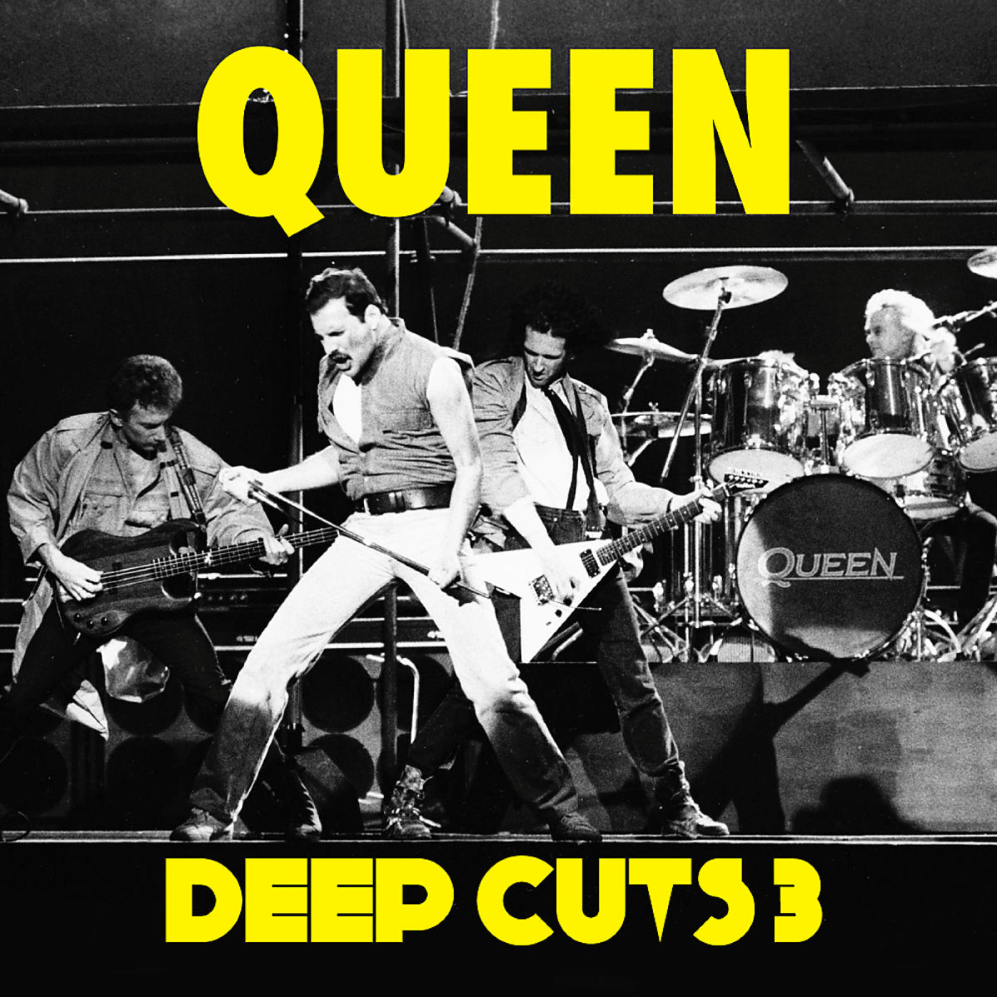 Queen-Albumcover mit Bandmitgliedern auf der Bühne, gelber Text. Die Band spielt Musik.
