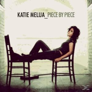 Album borító: Katie Melua_Piece by Piece. Egy nő egy székben ül egy szobában.