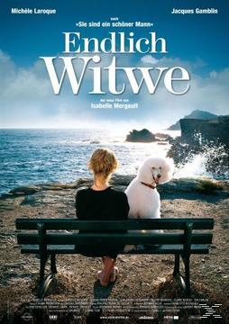 Filmplakat, Frau und Hund sitzen auf einer Bank, Hintergrund Ozean. Titel: Endlich Witwe. Plakat ist auf Deutsch.