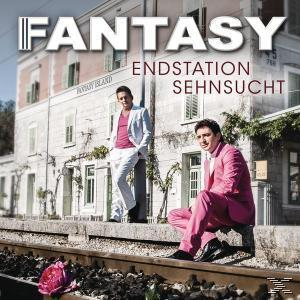 Albumcover: Zwei Männer vor einem Gebäude. Einer sitzt, einer steht. Pinker Anzug.