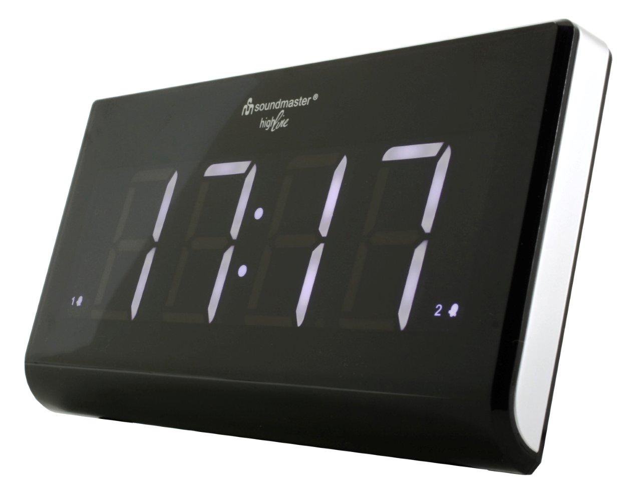 Schwarze Digitaluhr mit 17:17. Weiße Ziffern auf schwarzem Hintergrund. Weißer Hintergrund.