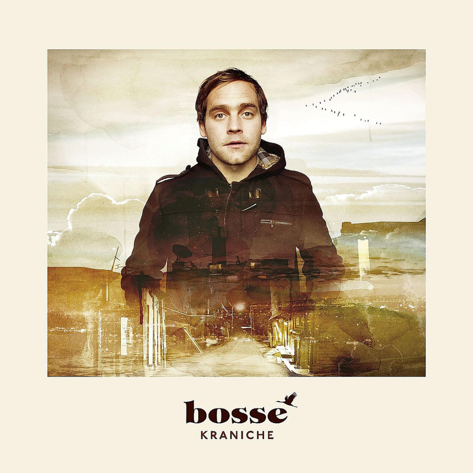 Mann in Jacke, Hintergrund mit Stadtbild und Logo unten.