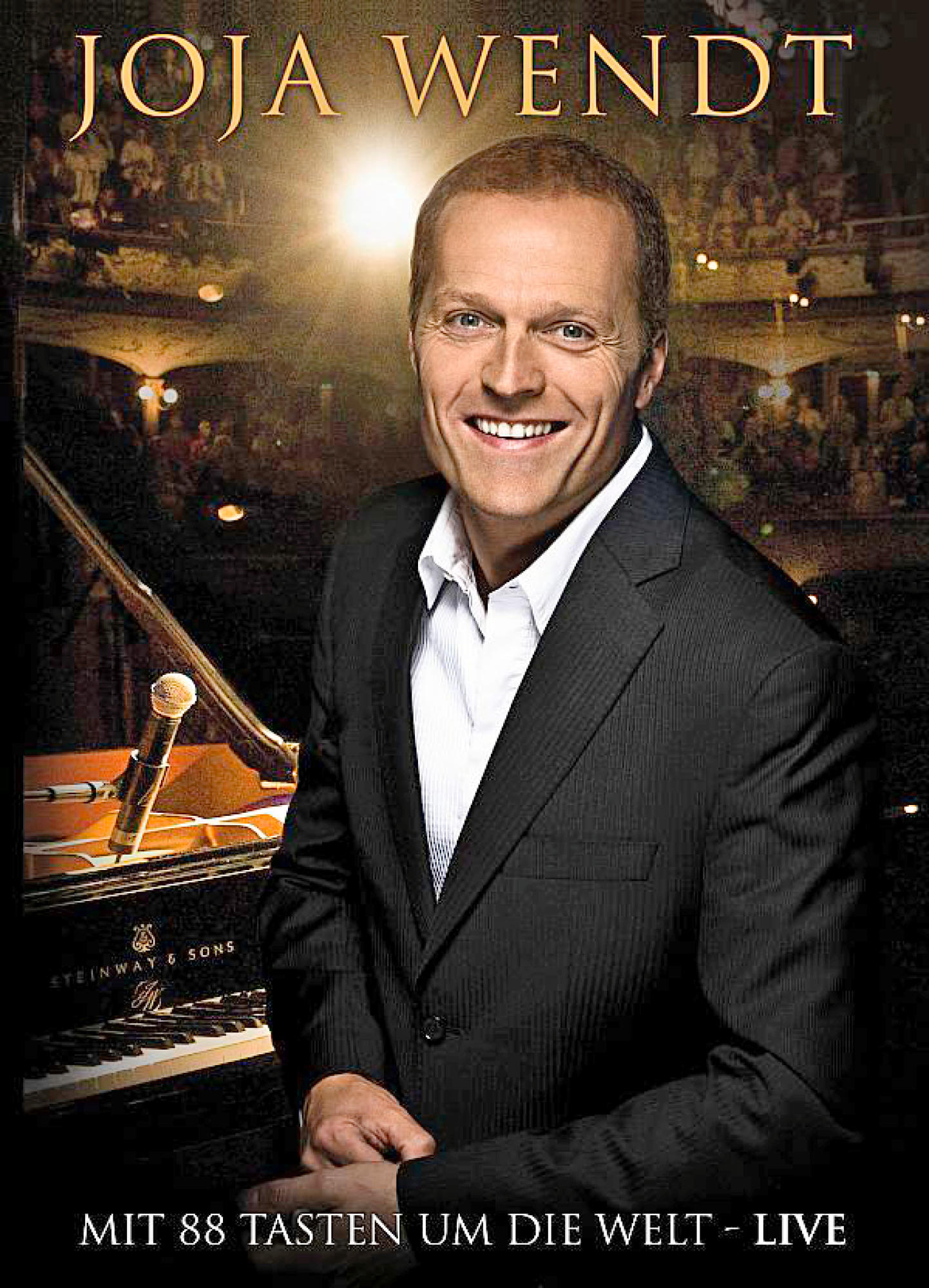 Joja Wendt auf einem CD-Cover. Ein lächelnder Mann, Klavier im Hintergrund. Ein Mikrofon liegt auf dem Klavier.