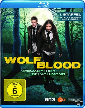Blu-ray-Cover: Wolfblood, mit zwei Personen in einer Waldkulisse. Der Titel ist gelb.