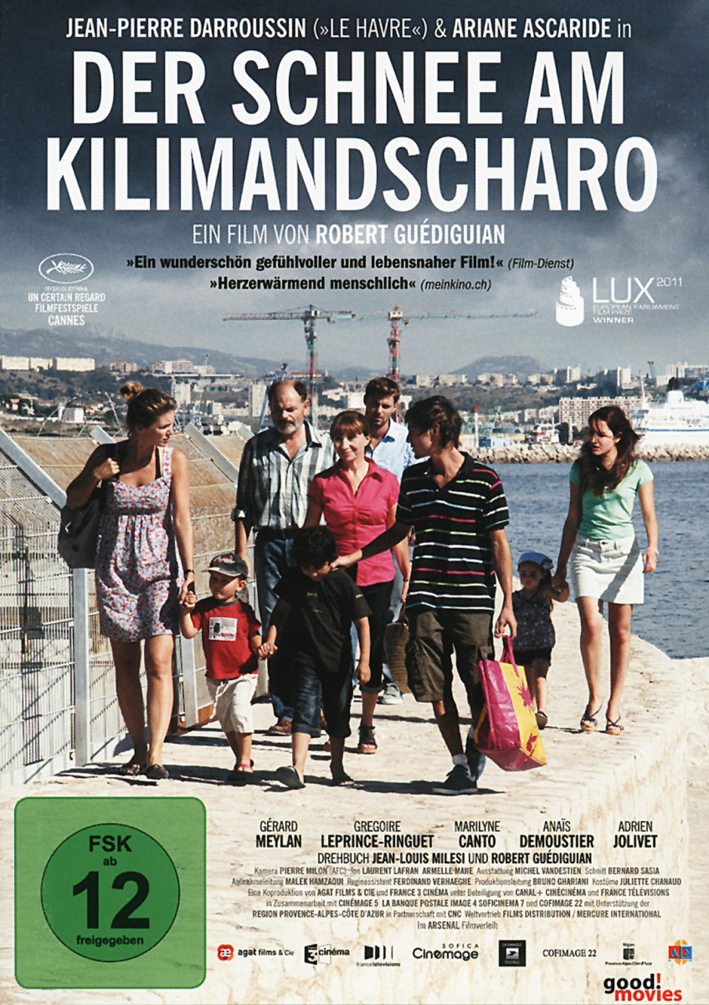 Filmposter mit Personen, Text und einem Meereshintergrund, der einen Film auf Deutsch bewirbt.