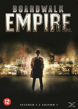 Boardwalk Empire DVD-hoes. Een man in een pak staat voor een stad 's nachts.