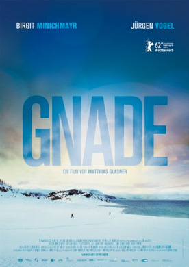Filmposter mit schneebedeckter Landschaft und zwei Figuren. Der Titel lautet Gnade.